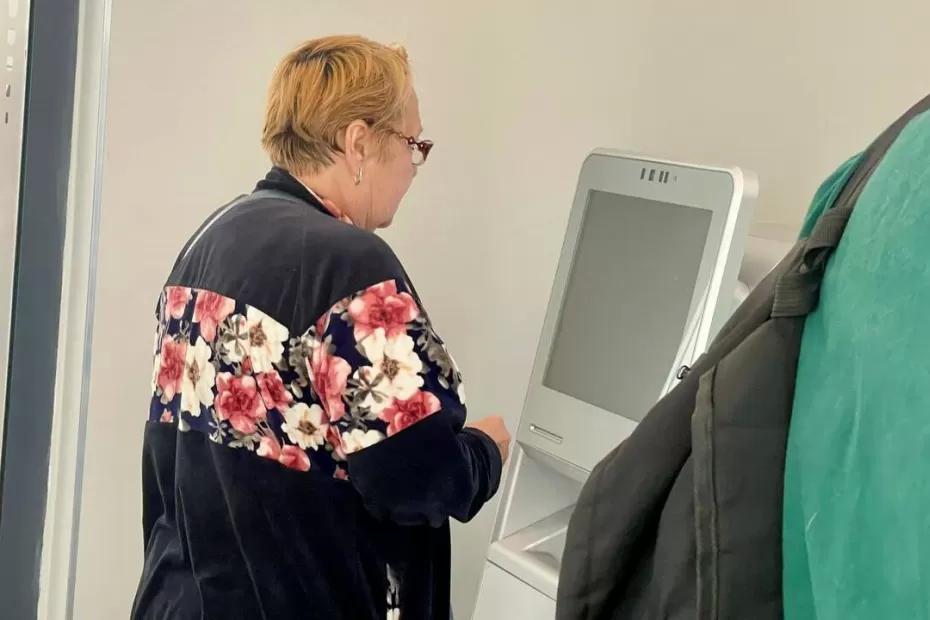 С завтрашнего дня: Соцфонд обрадовал всех работающих пенсионеров, получающих выплаты на банковскую карту