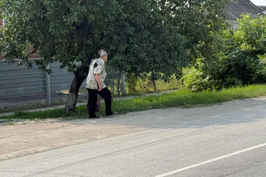 Пенсионерам необходимо сходить в соцзащиту за выплатой. Деньги уже можно получить