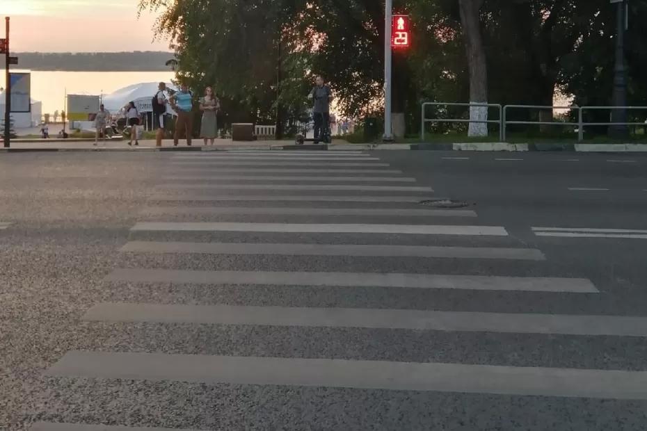 Верховный Суд окончательно поставил точку: обязан ли водитель в 2025 году стоять, пока пешеход полностью перейдёт дорогу