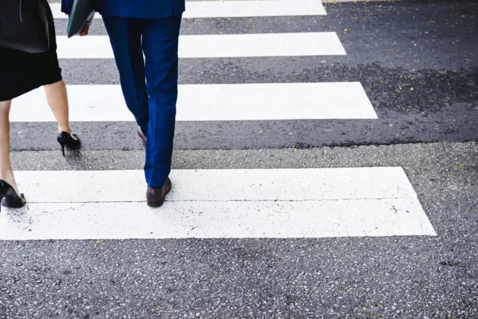 Верховный Суд поставил жирную точку: обязан ли водитель стоять, пока пешеход полностью перейдёт дорогу