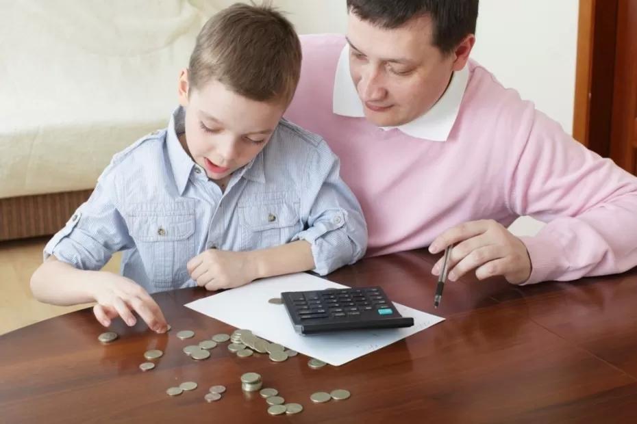 Россиянам решили в сентябре выделить 10 000 рублей на детей. Названа дата прихода денег на карту