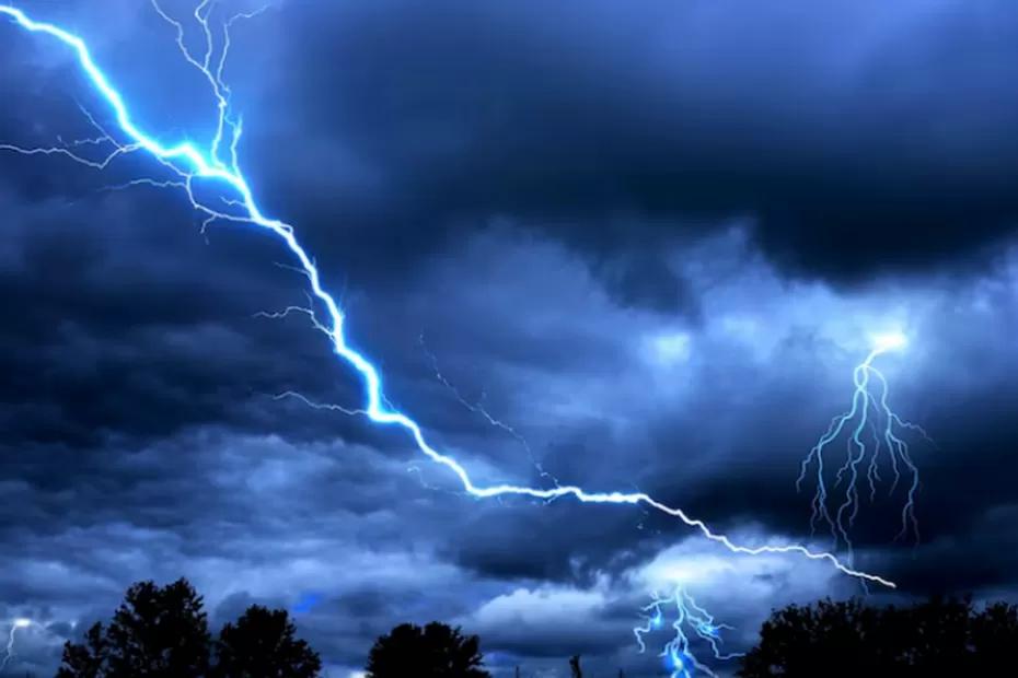 Синоптик Вильфанд озвучил новый прогноз на август: Россию атакуют грозы, ветер и ливни - лету можно сказать &laquo;прощай&raquo;