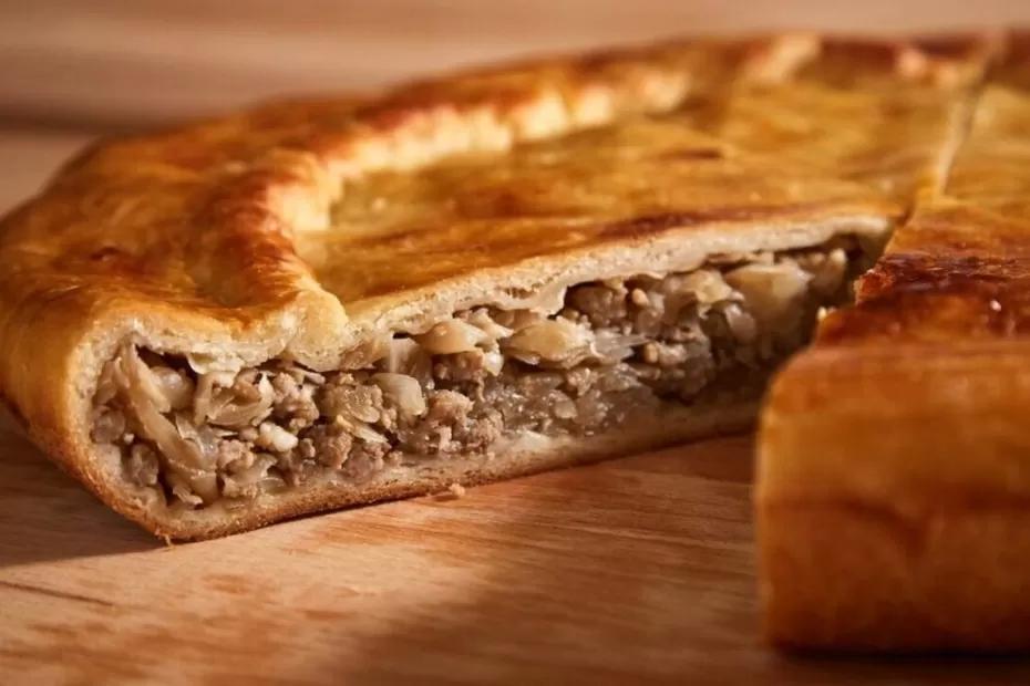 Накормите семью быстро и вкусно: огромный мясной пирог без дрожжей, который не заветривается несколько дней