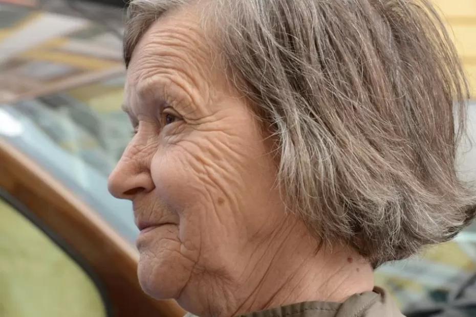 О чем пенсионеры должны обязательно уведомлять СФР