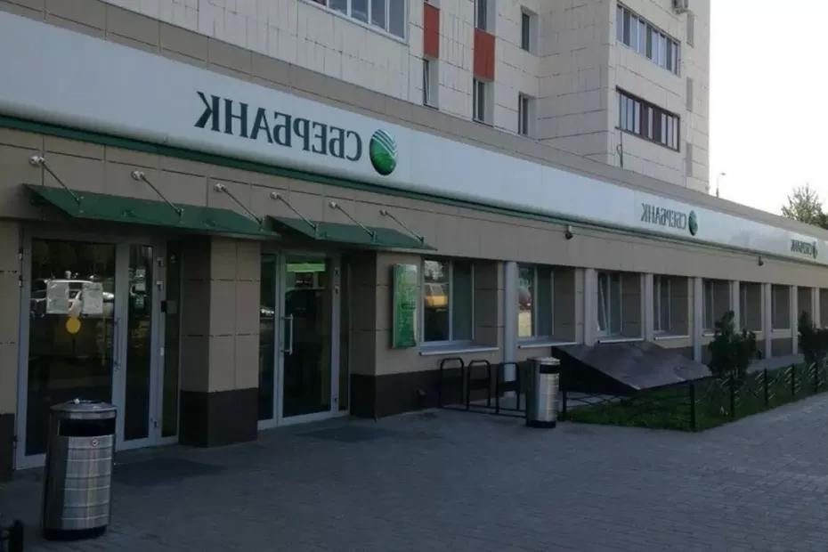 С сегодняшнего дня: Сбербанк ввел ограничения для всех, у кого остались деньги на карте