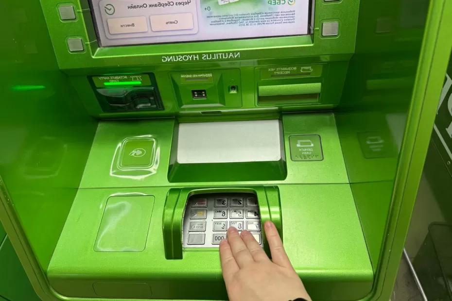 С сегодняшнего дня: Сбербанк ввел важные изменения для всех, кто переводит с карты на карту