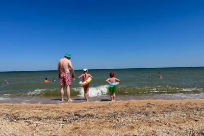 В воду не пускают, отпуск окончательно испорчен: на пляжах Анапы ввели полный запрет на купание в Черном море