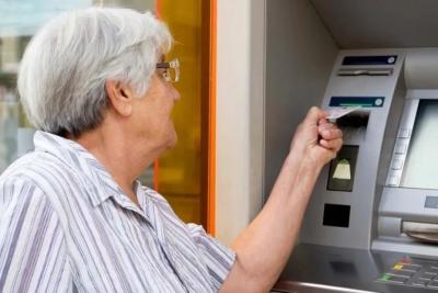 Меняются правила выплаты пенсий на банковские карты