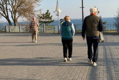 Не Сочи и не Геленджик: пенсионеры толпами переезжают в эти три города Крыма - здесь дешевле и спокойнее