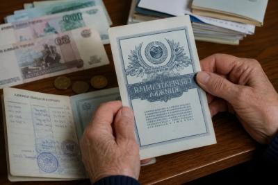 Пенсионеров призвали найти старые сберкнижки: в чём дело