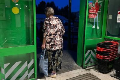 Почему пенсионерам не стоит ходить в магазины у дома - предупреждение экспертов