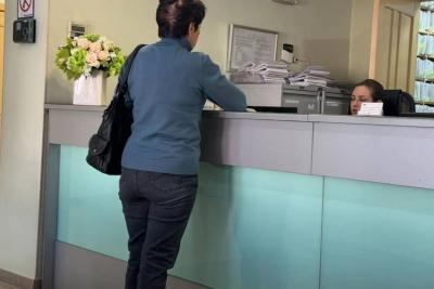 Врач, анализы и ЭКГ на дому: какие услуги пенсионеры могут получить по полису ОМС