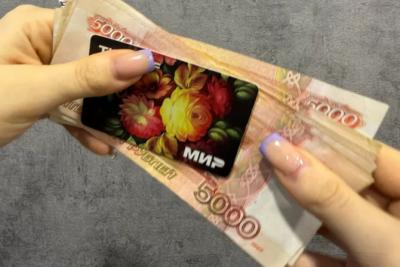 Пенсионерам с 2 июня зачислят на карты выплаты за 2018-2024 годы: кому ждать денег
