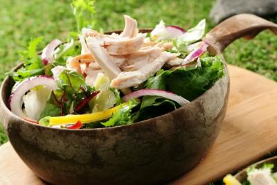 Потеряла 10 кг благодаря этому салату с курицей: простой и вкусный рецепт