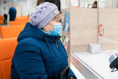 Пенсионерам нужно поскорее обратиться в соцзащиту за выплатой. Деньги уже начисляют