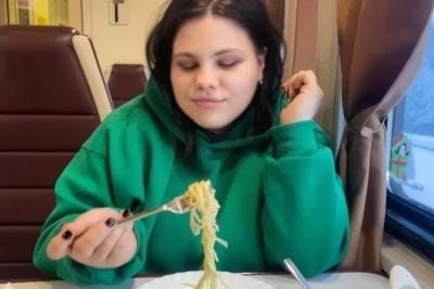Никакой не «доширак»: что взять из продуктов в поезд, если в пути придется провести более 24 часов