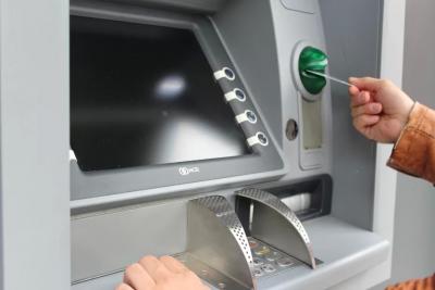 Всех, кто получает пенсию на банковскую карту, ждет новое неожиданное правило с 14 июля