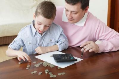 Россиянам решили в сентябре выдать 10 000 рублей на детей. Названа дата прихода денег на карту