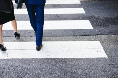 Верховный Суд поставил жирную точку: обязан ли водитель стоять, пока пешеход полностью перейдёт дорогу
