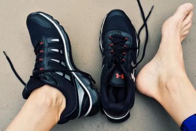 Посыпаю на стельку щепотку порошка: вони нет и в помине, хотя бегал весь день - беспроигрышная хитрость на сентябрь