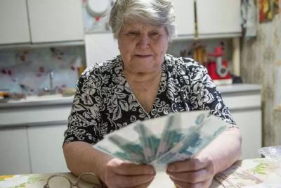 Пенсионерам советуют срочно воспользоваться новыми выплатами. Деньги уже выдают
