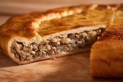 Накормите семью быстро и вкусно: огромный мясной пирог без дрожжей, который не заветривается несколько дней