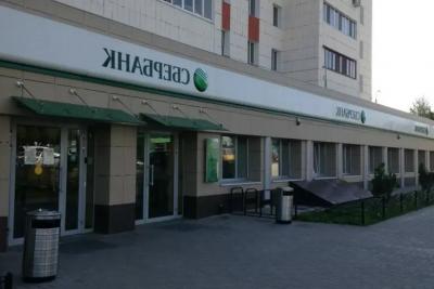 С сегодняшнего дня: Сбербанк ввел изменения для всех, у кого остались деньги на карте