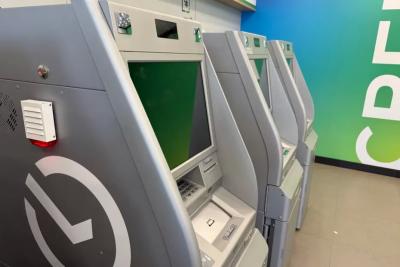 Снять деньги без комиссии больше не получится: известный банк ввел новые правила с 1 октября