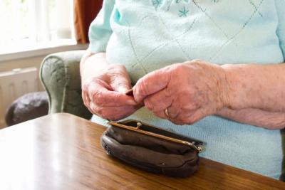 Все, у кого есть стаж до 2002-го, рискуют потерять пенсии: проверьте записи в своей трудовой книжке